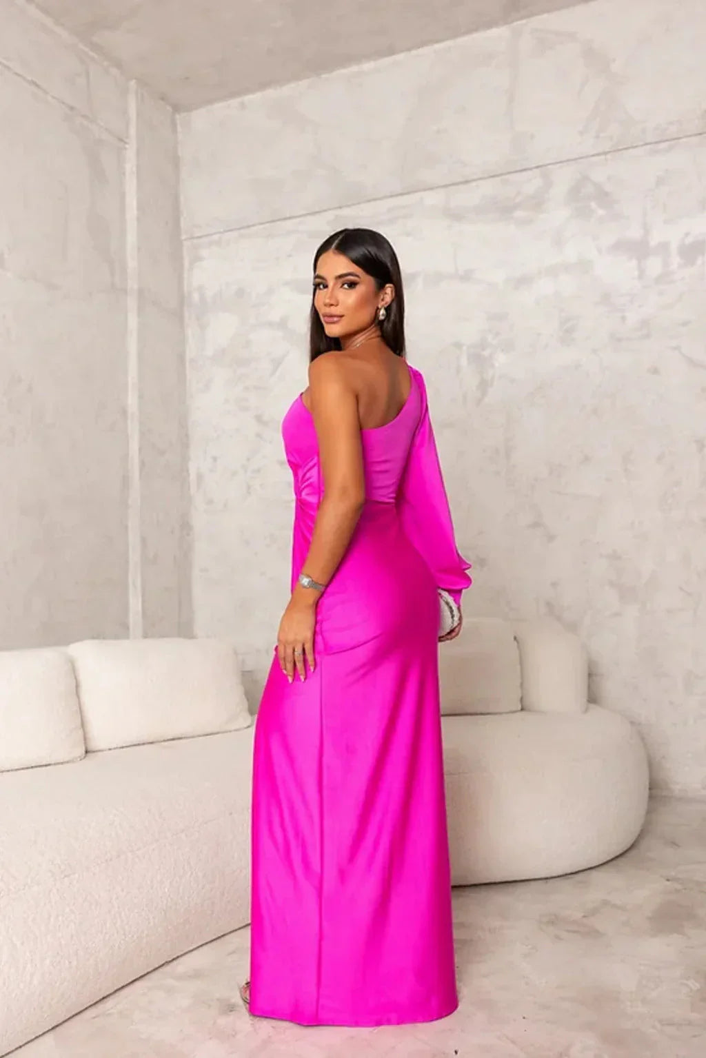 Asymmetrisches Satinkleid – One-Shoulder Abendkleid mit Schlitz & Drapierung