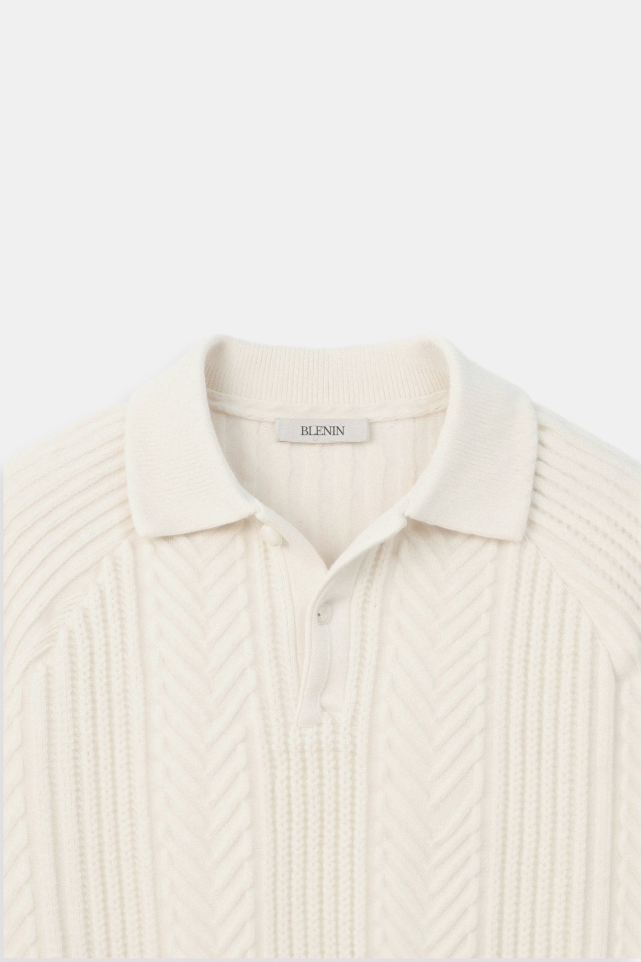 Klassischer Zopfstrickpullover mit Polokragen