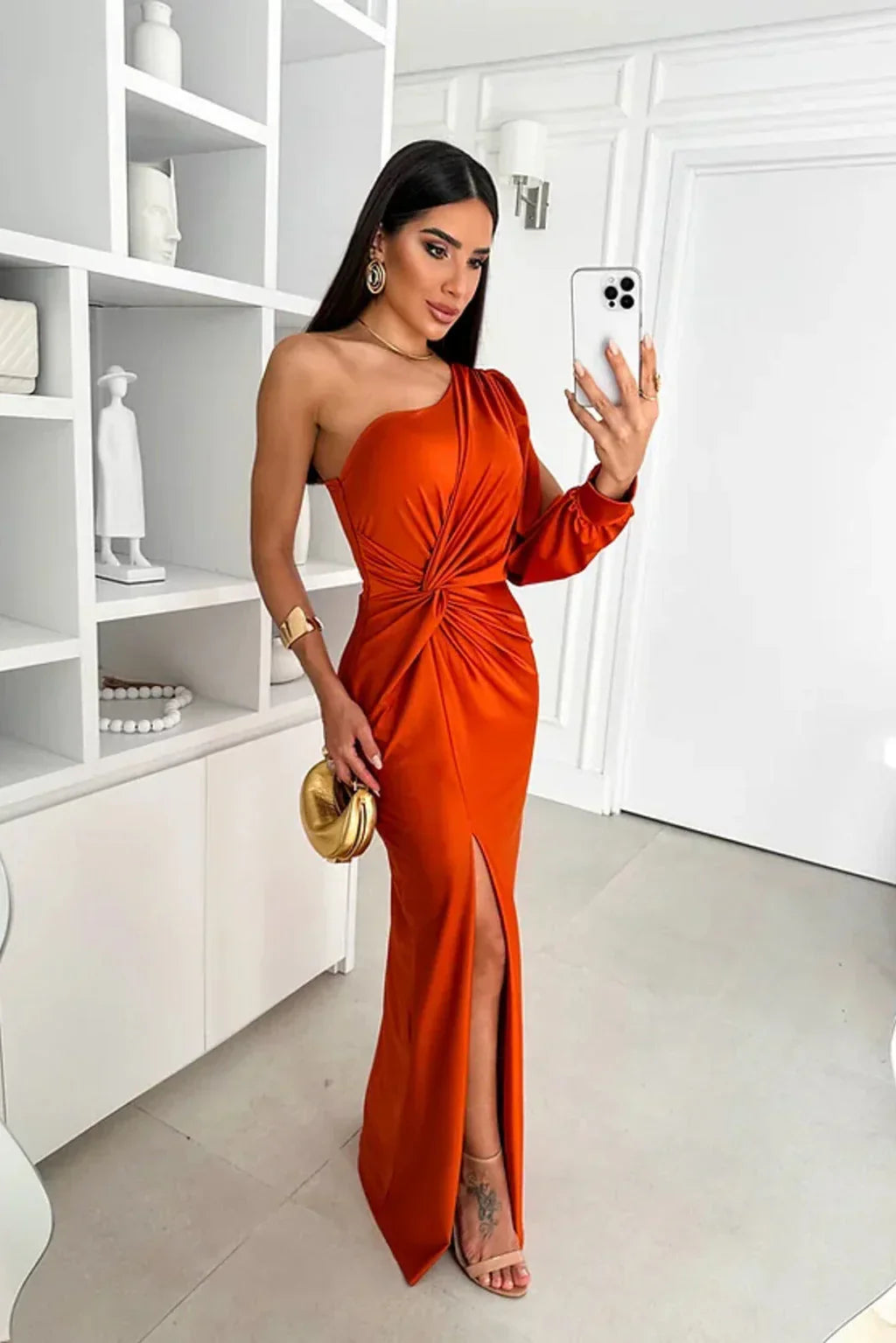 Asymmetrisches Satinkleid – One-Shoulder Abendkleid mit Schlitz & Drapierung
