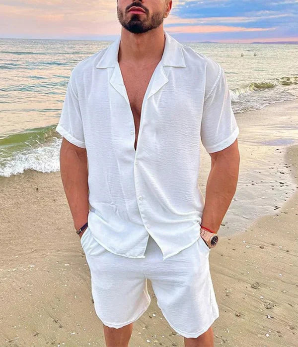 Oké, dit "Old Money Leisure Set" heeft een duidelijke, elegante en populaire esthetiek. Hier is de volledige productinformatie die daarop inspeelt.  Produkttype (voor Google Merchant Center): Bekleidung & Accessoires > Bekleidung > Outfits  Produkt-Tags (voor je webshop): Set, Zweiteiler, Sommer-Set, Leisure Set, Old Money Stil, Quiet Luxury, Resort Wear, Herren-Set, Kurzarmhemd und Shorts, Strukturstoff, Crinkle-Optik, Reverskragen, Elegant, Minimalistisch. (Tip: Voeg per productvariant een tag voor de spe