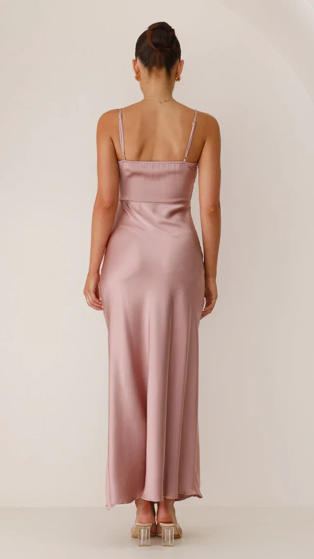 Schlichtes Maxikleid – Satinkleid mit Spaghettiträgern & hohem Schlitz