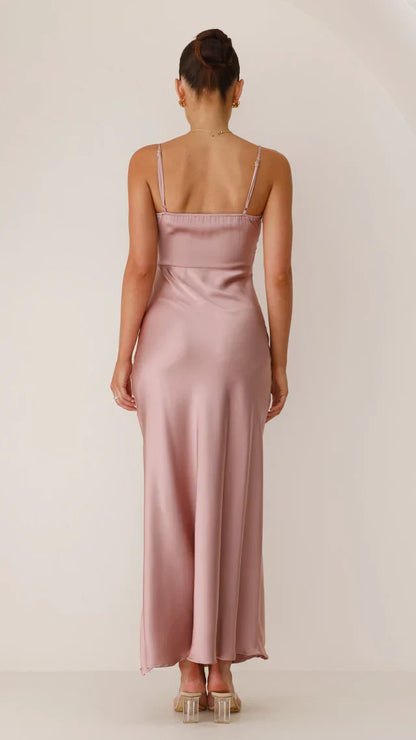 Schlichtes Maxikleid – Satinkleid mit Spaghettiträgern & hohem Schlitz