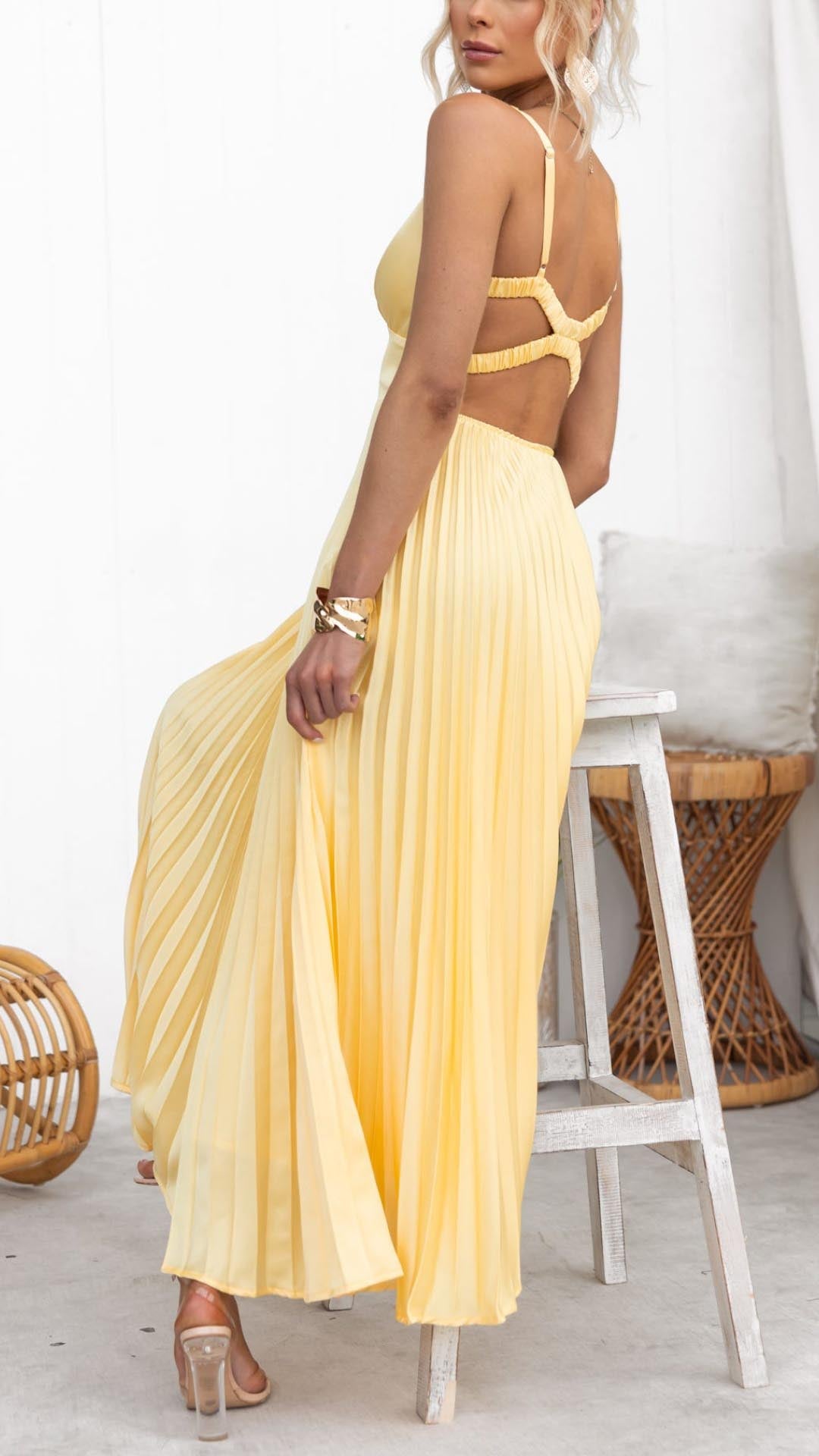 Elegantes Plisseekleid in Sonnengelb – Ärmellos mit V-Ausschnitt & fließender Silhouette