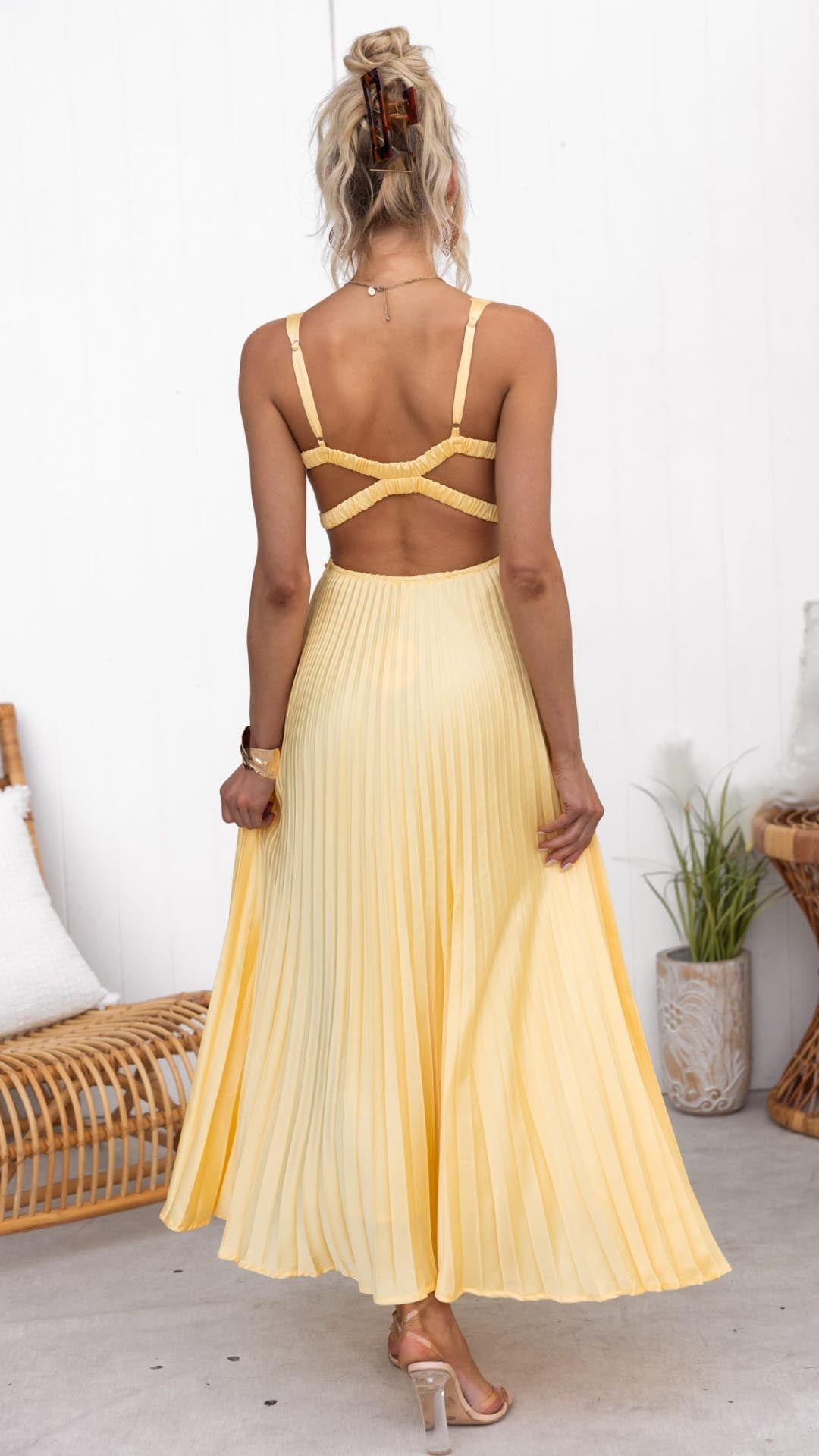 Elegantes Plisseekleid in Sonnengelb – Ärmellos mit V-Ausschnitt & fließender Silhouette