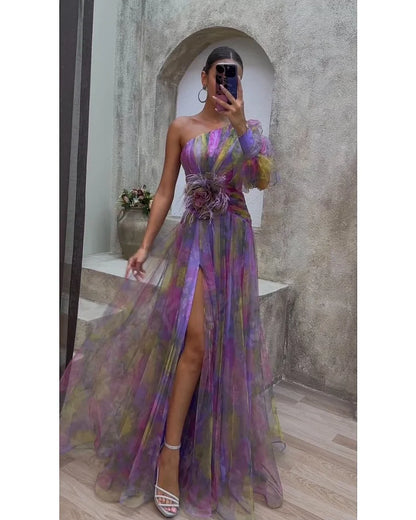 Asymmetrisches Abendkleid – One-Shoulder Maxikleid mit Blumenapplikation & Schlitz