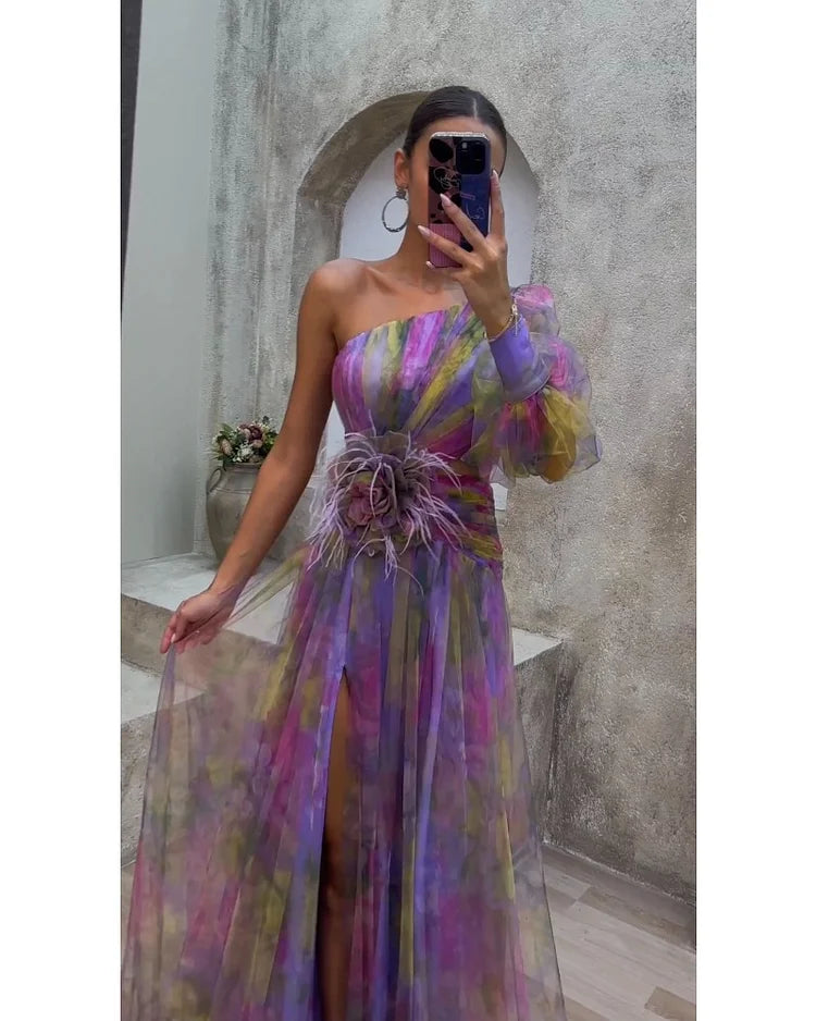 Asymmetrisches Abendkleid – One-Shoulder Maxikleid mit Blumenapplikation & Schlitz