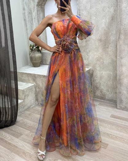 Asymmetrisches Abendkleid – One-Shoulder Maxikleid mit Blumenapplikation & Schlitz