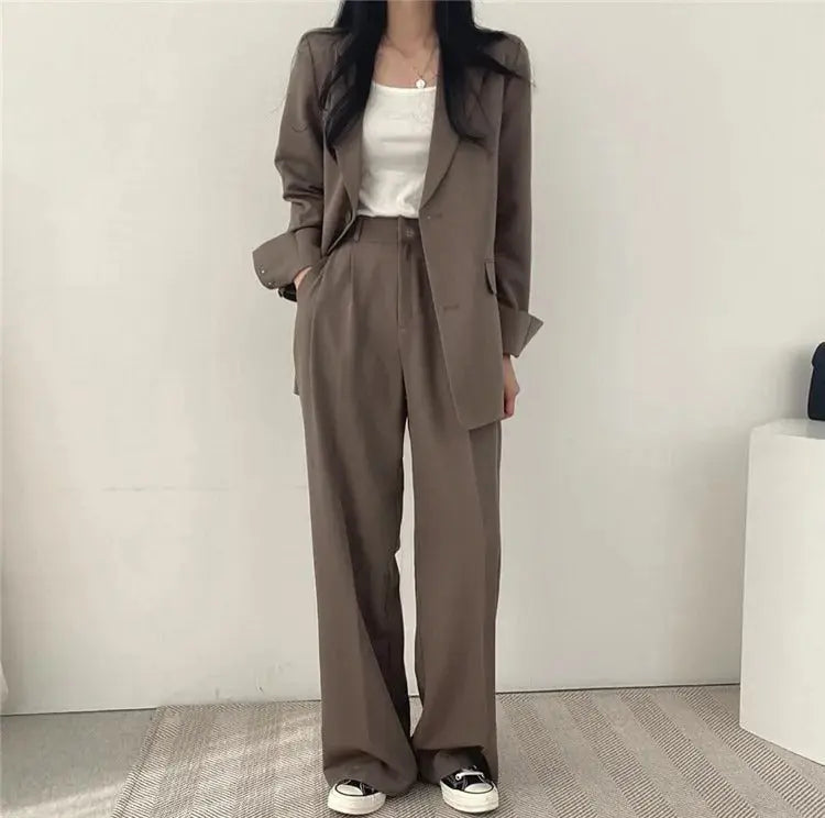 Athena | Einfarbiges Blazer- und gerade geschnittenes Hosen-Set für Damen