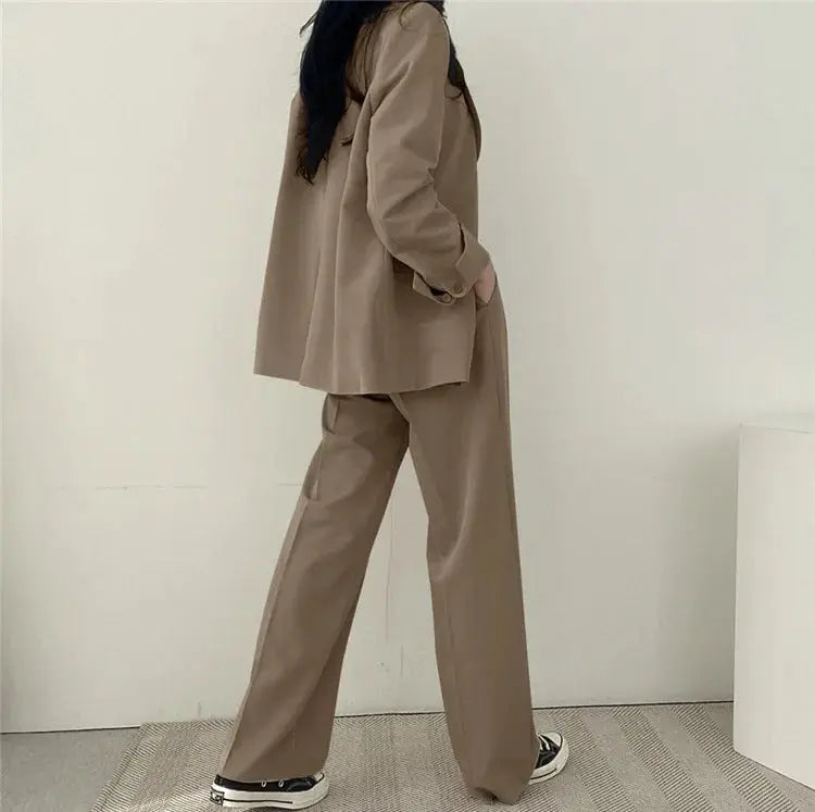 Athena | Einfarbiges Blazer- und gerade geschnittenes Hosen-Set für Damen