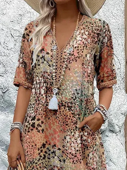 Sommerkleid mit V-Ausschnitt & Allover-Muster – Knielang & bequem