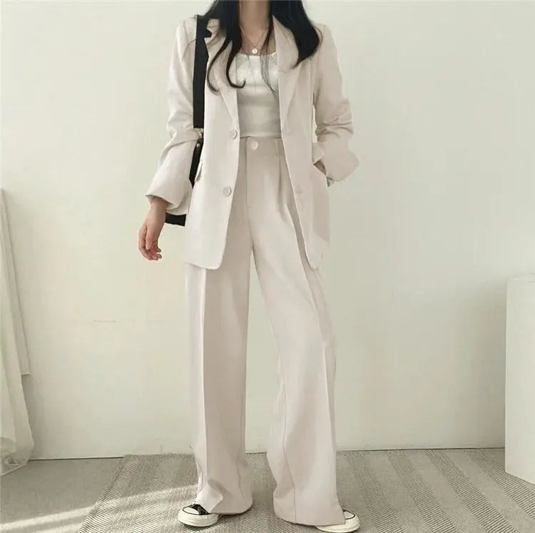 Athena | Einfarbiges Blazer- und gerade geschnittenes Hosen-Set für Damen