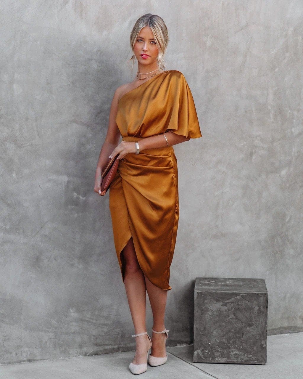 Wilhelmina | Elegantes One-Shoulder Satin-Kleid mit Drapierung