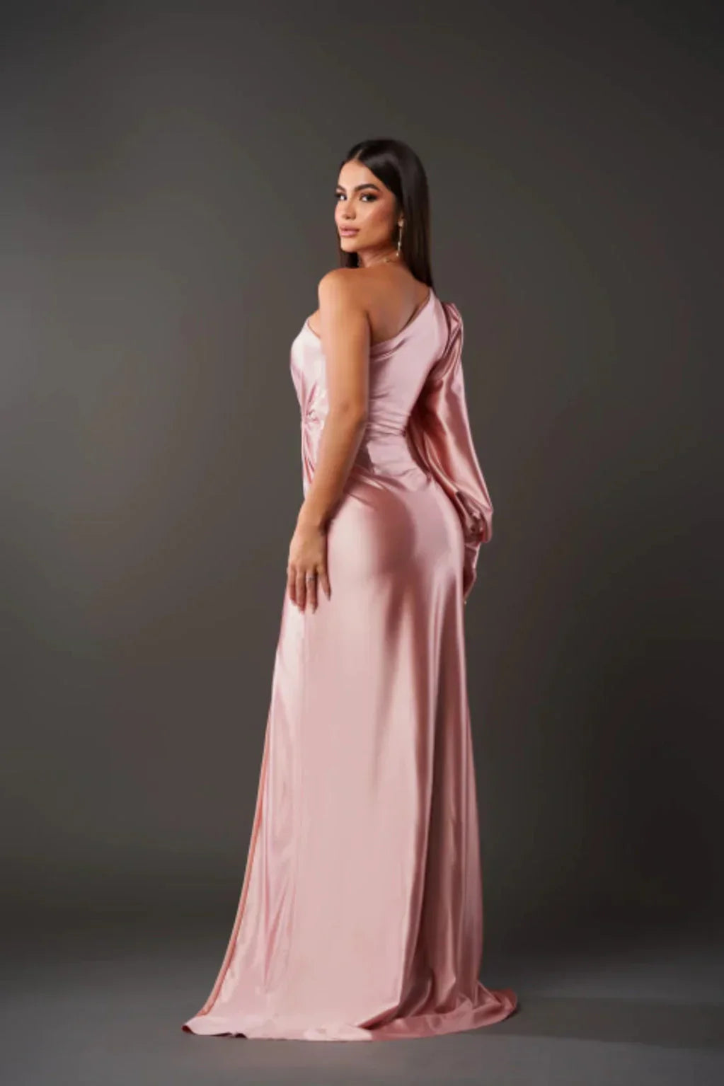 Asymmetrisches Satinkleid – One-Shoulder Abendkleid mit Schlitz & Drapierung