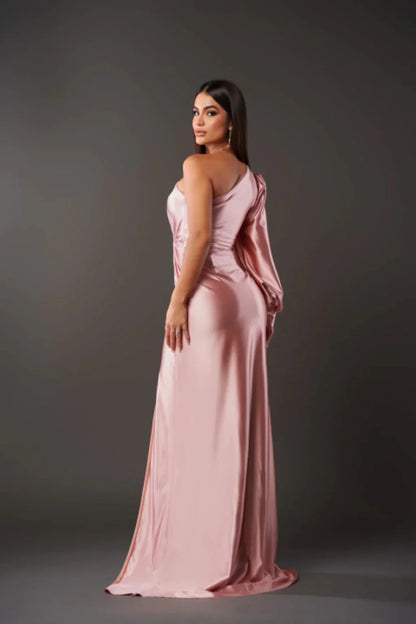 Asymmetrisches Satinkleid – One-Shoulder Abendkleid mit Schlitz & Drapierung