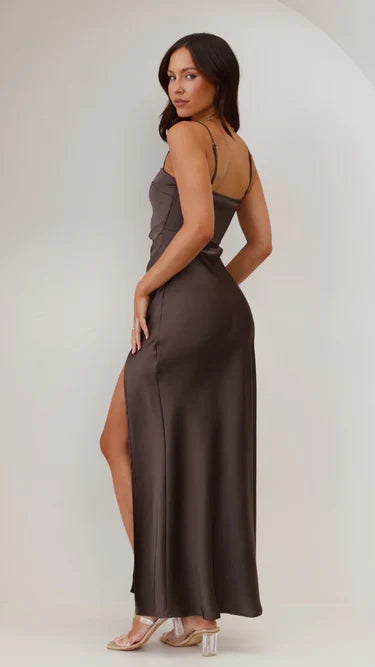 Schlichtes Maxikleid – Satinkleid mit Spaghettiträgern & hohem Schlitz
