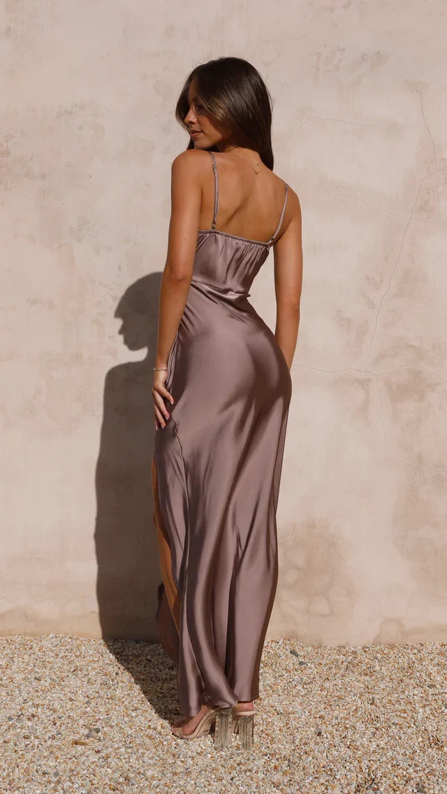 Schlichtes Maxikleid – Satinkleid mit Spaghettiträgern & hohem Schlitz